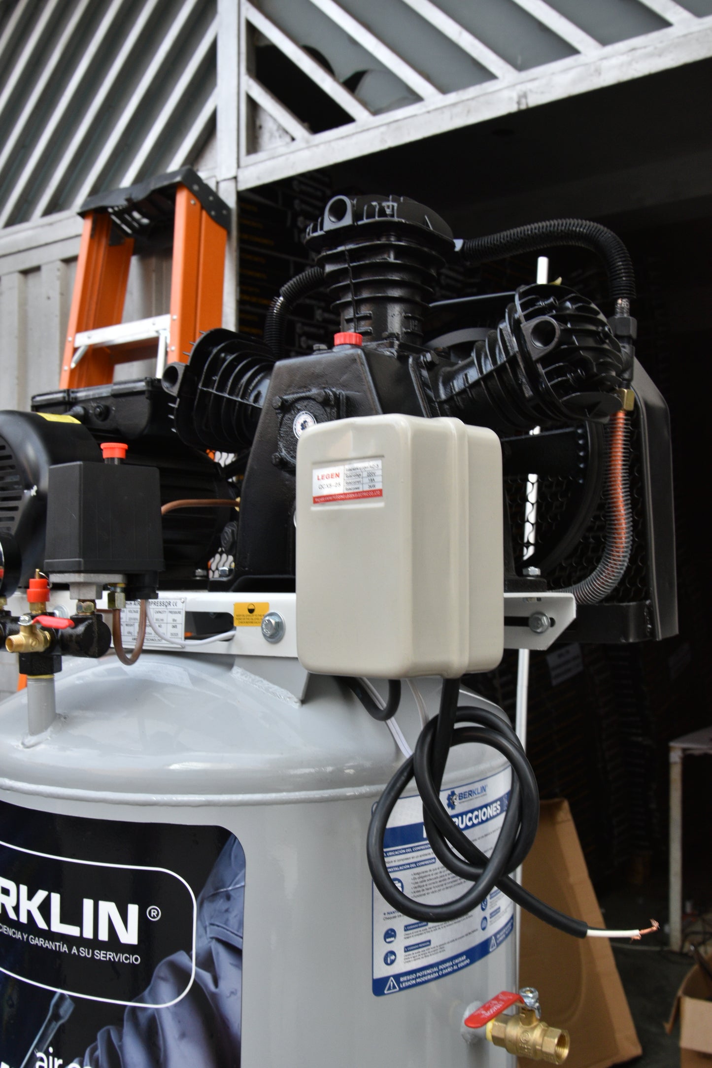 COMPRESORA INDUSTRIAL DE 80G DE 4HP DE 3 PISTONES