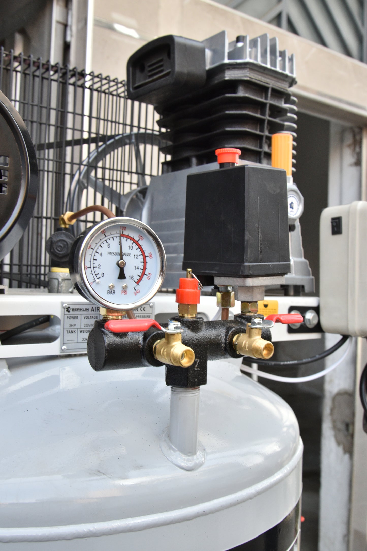 COMPRESORA INDUSTRIAL VERTICAL MONOFÁSICA DE 3HP DE 80G